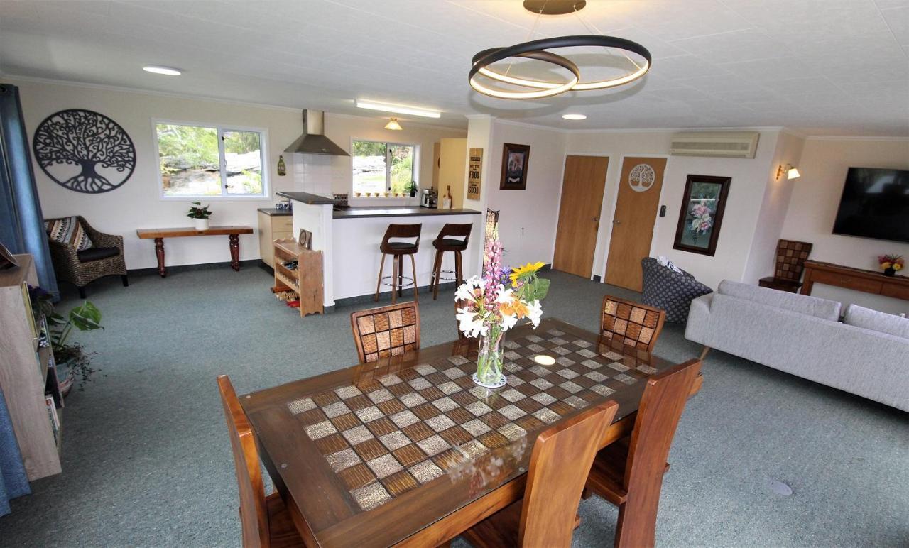 Labyrinth Gardens Guest House Takaka Exterior photo