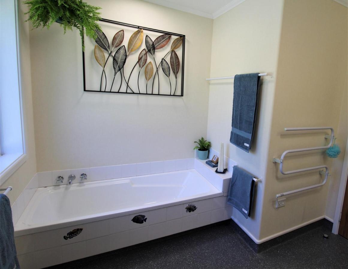 Labyrinth Gardens Guest House Takaka Exterior photo