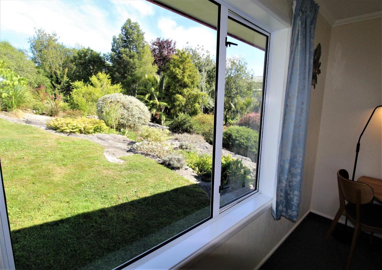 Labyrinth Gardens Guest House Takaka Exterior photo