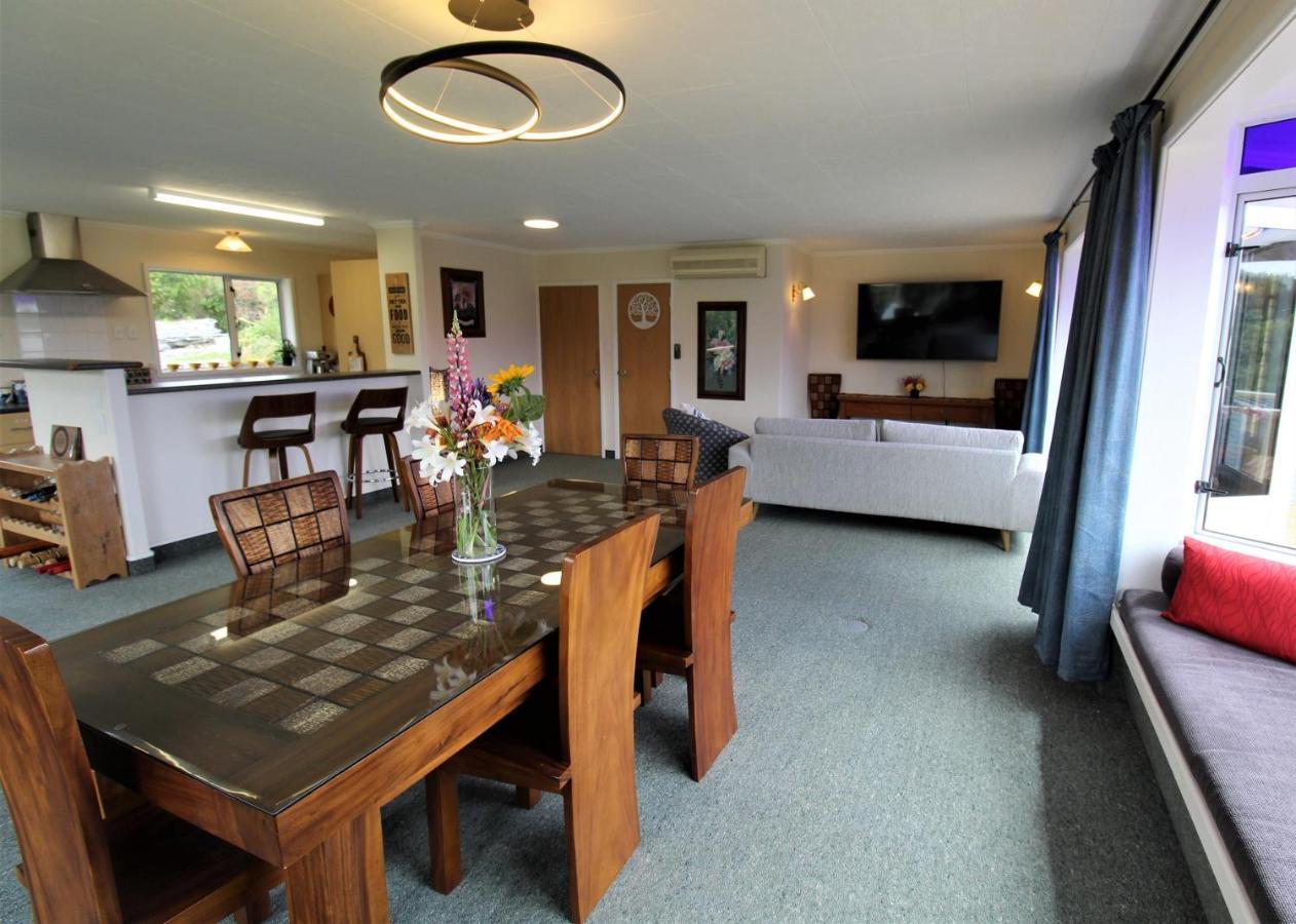 Labyrinth Gardens Guest House Takaka Exterior photo