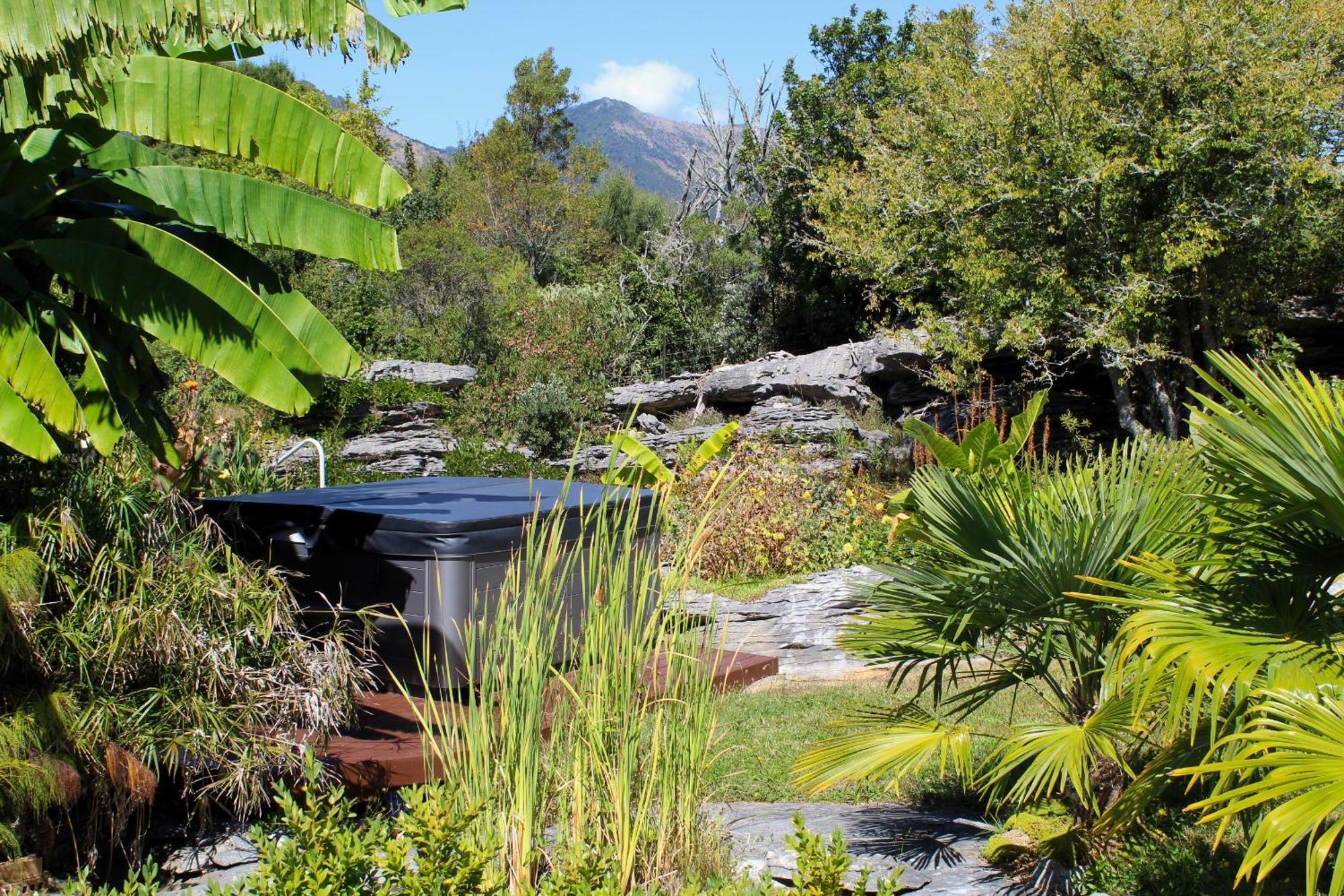 Labyrinth Gardens Guest House Takaka Exterior photo